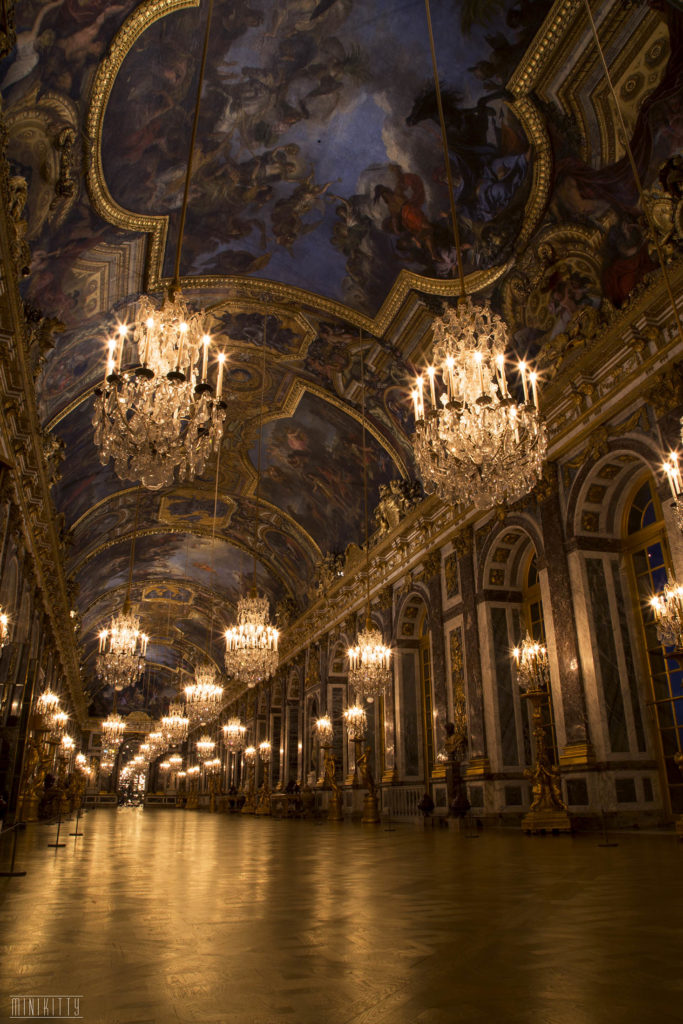 Photo de nuit de la galerie des glaces du château de Versailles